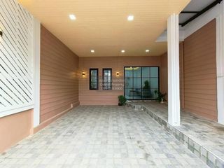 Casa adosada en venta de 4 habitaciones en Bang Khen, Bangkok