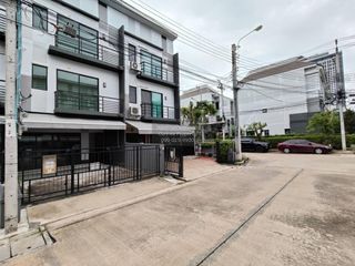 Casa adosada en venta de 3 habitaciones en Phra Pradaeng, Samut Prakan