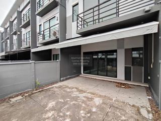Casa adosada en venta de 3 habitaciones en Phra Pradaeng, Samut Prakan