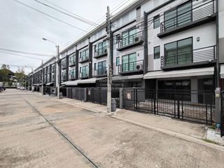 Casa adosada en venta de 3 habitaciones en Phra Pradaeng, Samut Prakan
