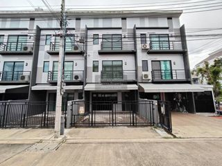 Casa adosada en venta de 3 habitaciones en Phra Pradaeng, Samut Prakan