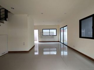 Casa adosada en venta de 3 habitaciones en Thung Khru, Bangkok