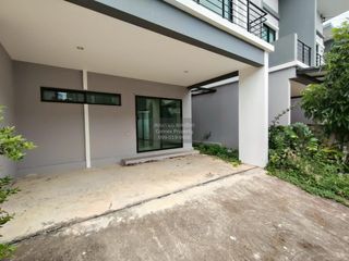 Casa adosada en venta de 3 habitaciones en Thung Khru, Bangkok