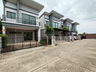 Casa adosada en venta de 3 habitaciones en Thung Khru, Bangkok