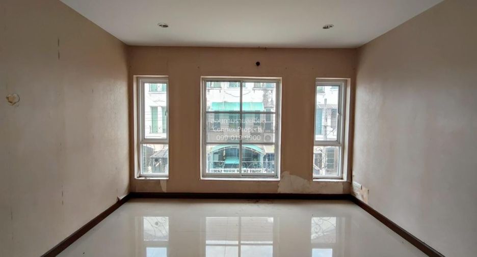 Casa adosada en venta de 3 habitaciones en Bang Bon, Bangkok