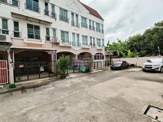 Casa adosada en venta de 3 habitaciones en Bang Bon, Bangkok