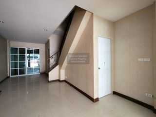 Casa adosada en venta de 3 habitaciones en Bang Bon, Bangkok