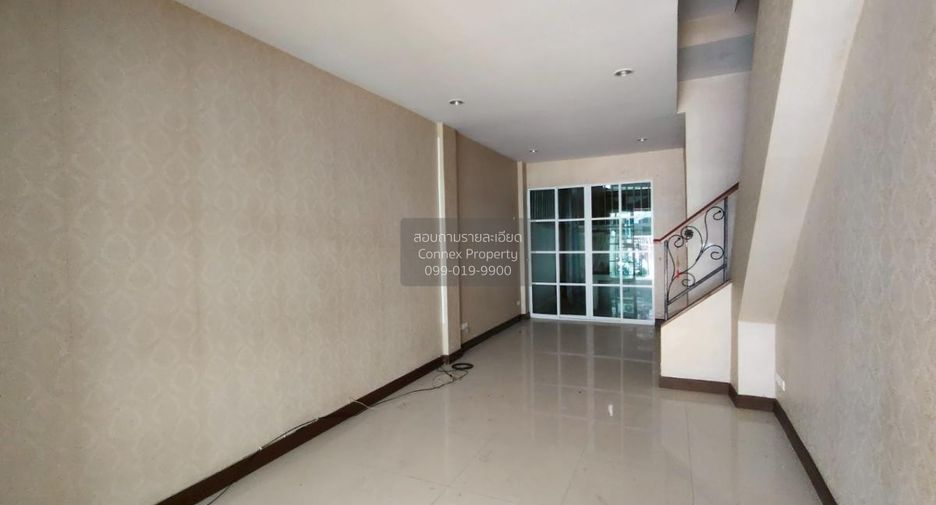 Casa adosada en venta de 3 habitaciones en Bang Bon, Bangkok
