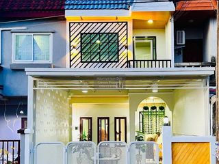 Casa adosada en venta de 3 habitaciones en Lat Krabang, Bangkok