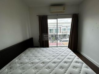 Casa adosada en venta de 3 habitaciones en Bang Khen, Bangkok