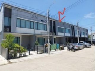 Casa adosada en venta de 3 habitaciones en Phra Samut Chedi, Samut Prakan