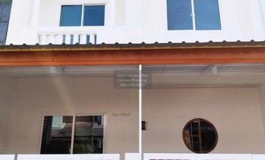 Casa adosada en venta de 3 habitaciones en Khlong Sam Wa, Bangkok
