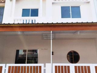 Casa adosada en venta de 3 habitaciones en Khlong Sam Wa, Bangkok