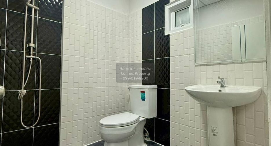 Casa adosada en venta de 3 habitaciones en Pak Kret, Nonthaburi