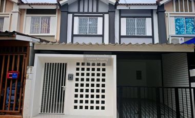 Casa adosada en venta de 3 habitaciones en Bang Phli, Samut Prakan