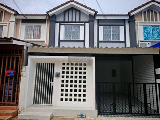 Casa adosada en venta de 3 habitaciones en Bang Phli, Samut Prakan