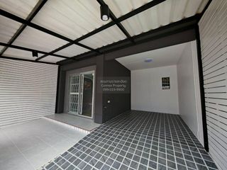 Casa adosada en venta de 3 habitaciones en Bang Phli, Samut Prakan