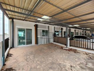 For sale 4 bedrooms townhouse in Mueang Samut Prakan, Samut Prakan