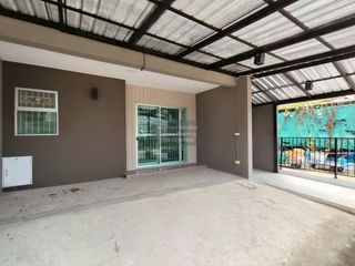 Casa adosada en venta de 4 habitaciones en Lat Krabang, Bangkok