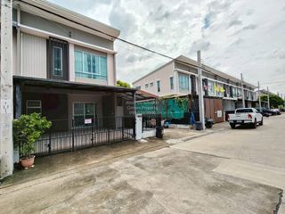 Casa adosada en venta de 4 habitaciones en Lat Krabang, Bangkok