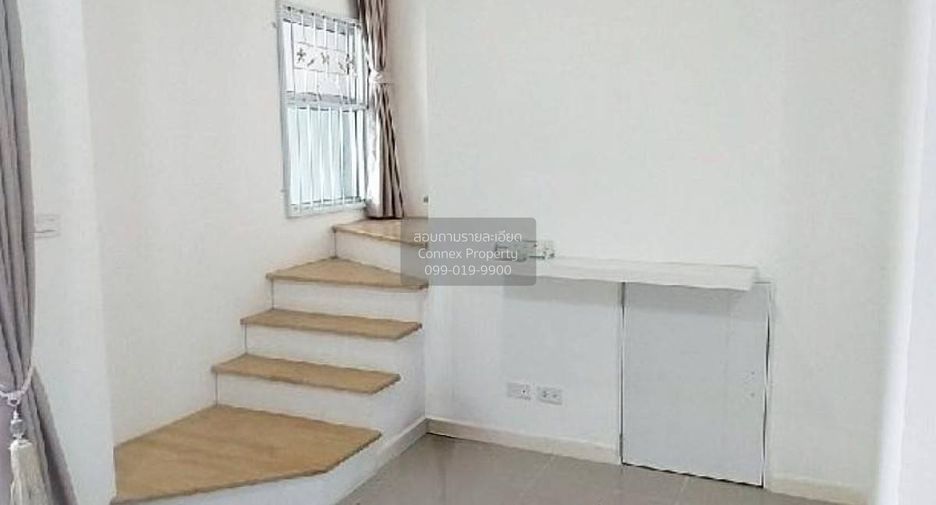 Casa adosada en venta de 4 habitaciones en Lat Krabang, Bangkok
