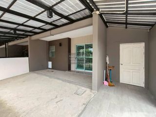 Casa adosada en venta de 4 habitaciones en Lat Krabang, Bangkok
