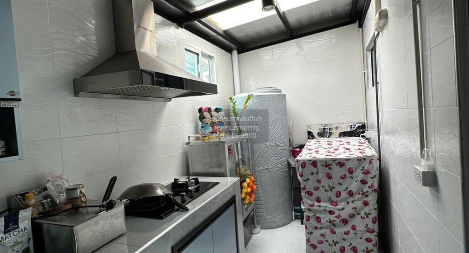Casa adosada en venta de 3 habitaciones en Khlong Sam Wa, Bangkok
