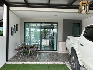 Casa adosada en venta de 3 habitaciones en Khlong Sam Wa, Bangkok