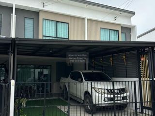 Casa adosada en venta de 3 habitaciones en Khlong Sam Wa, Bangkok