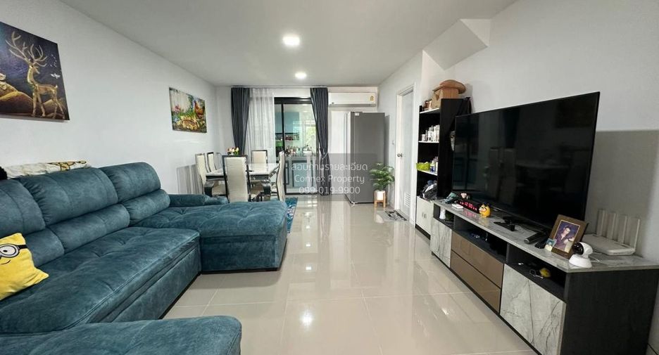 Casa adosada en venta de 3 habitaciones en Khlong Sam Wa, Bangkok
