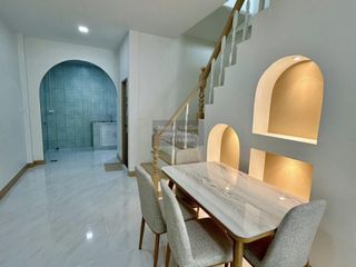 Casa adosada en venta de 2 habitaciones en Khlong Sam Wa, Bangkok