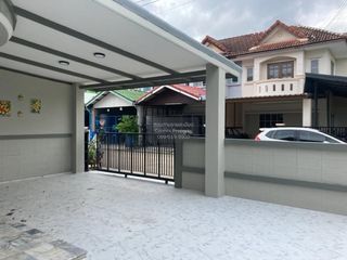 Casa adosada en venta de 3 habitaciones en Khlong Sam Wa, Bangkok