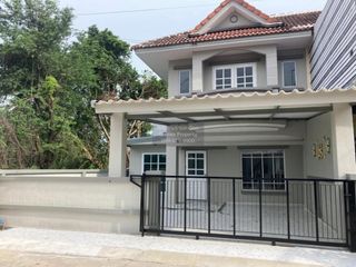 Casa adosada en venta de 3 habitaciones en Khlong Sam Wa, Bangkok