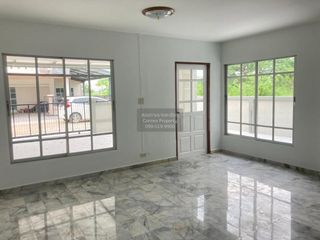 Casa adosada en venta de 3 habitaciones en Khlong Sam Wa, Bangkok