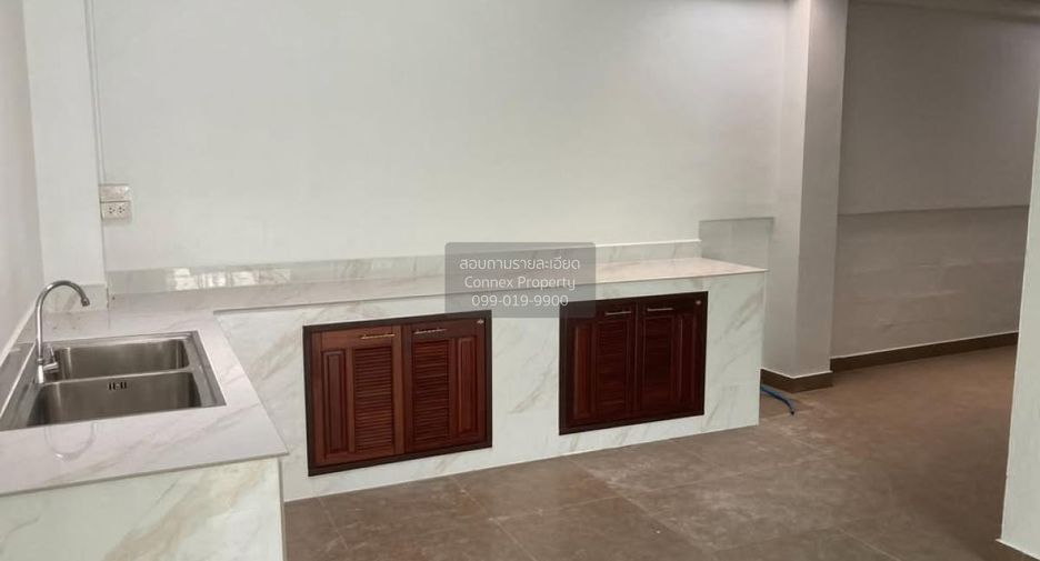 Casa adosada en venta de 3 habitaciones en Khlong Sam Wa, Bangkok