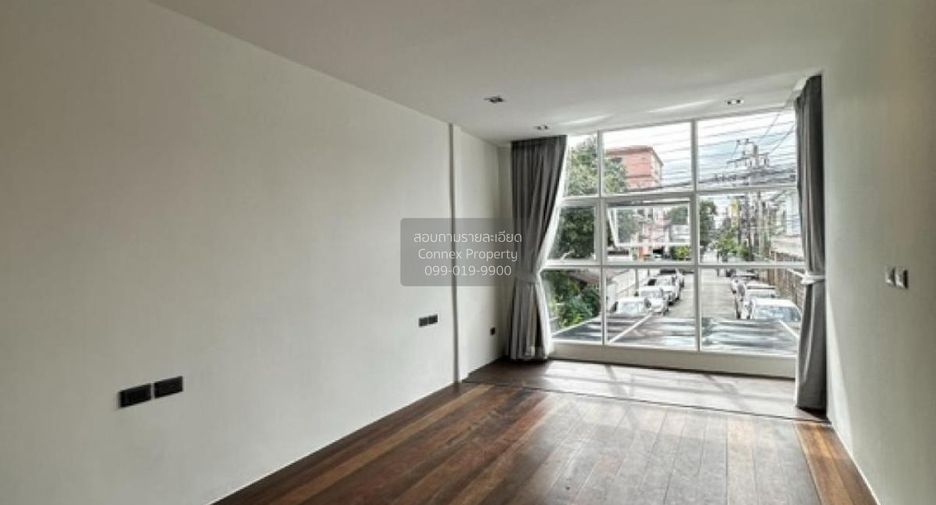 Casa adosada en venta de 3 habitaciones en Suan Luang, Bangkok