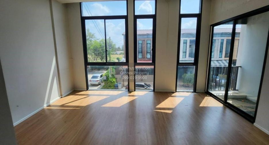 Casa adosada en venta de 3 habitaciones en Pak Kret, Nonthaburi