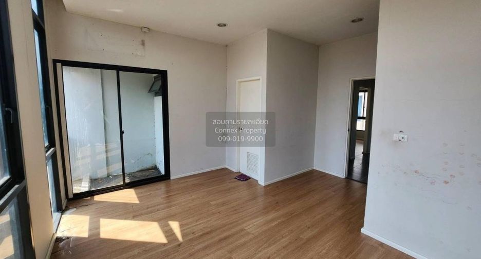 Casa adosada en venta de 3 habitaciones en Pak Kret, Nonthaburi