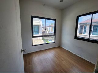 Casa adosada en venta de 3 habitaciones en Pak Kret, Nonthaburi