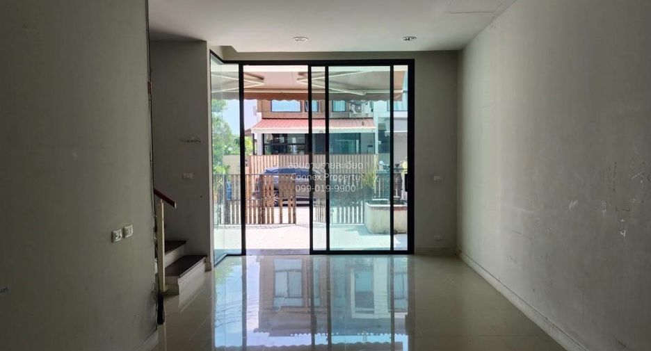 Casa adosada en venta de 3 habitaciones en Pak Kret, Nonthaburi