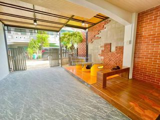 Casa adosada en venta de 3 habitaciones en Khlong Sam Wa, Bangkok