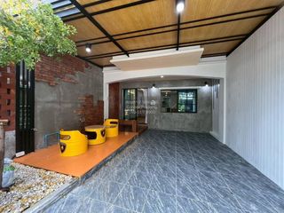 Casa adosada en venta de 3 habitaciones en Khlong Sam Wa, Bangkok