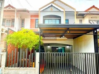 Casa adosada en venta de 3 habitaciones en Khlong Sam Wa, Bangkok