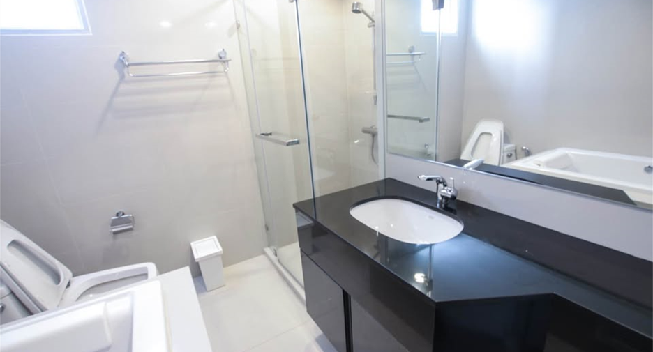 Wohnung zur Miete mit 3 Zimmer in Huai Khwang, Bangkok