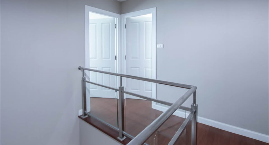 Wohnung zur Miete mit 3 Zimmer in Huai Khwang, Bangkok