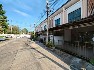 For sale 3 bedrooms townhouse in Mueang Samut Prakan, Samut Prakan
