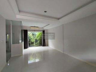 For sale 3 bedrooms townhouse in Mueang Samut Prakan, Samut Prakan