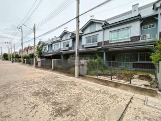For sale 3 bedrooms townhouse in Mueang Samut Prakan, Samut Prakan