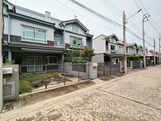 For sale 3 bedrooms townhouse in Mueang Samut Prakan, Samut Prakan