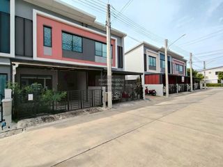 À vendre 3 chambres maison de ville à Krathum Baen, Samut Sakhon